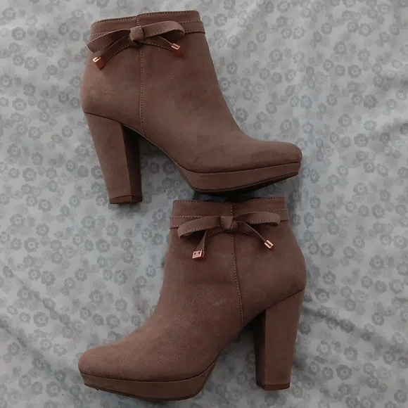 Cute tan suede boots - Picture 7 of 11